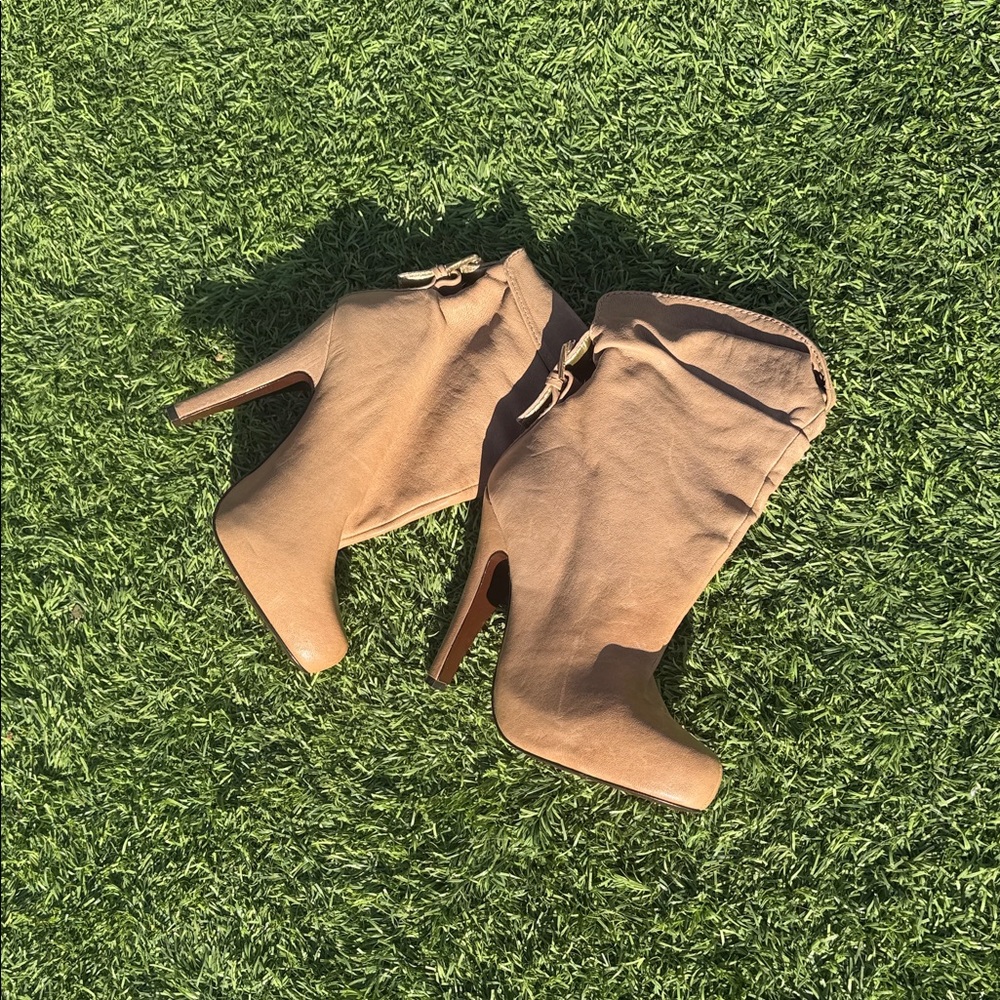 Report Signature Tan Ankle Boots